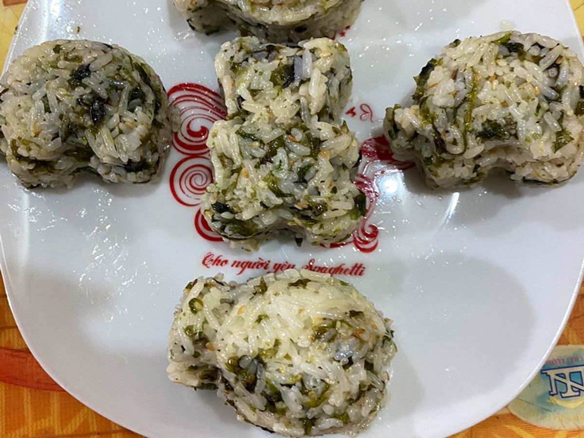 Cơm chộn rong biển nhân cá ngừ