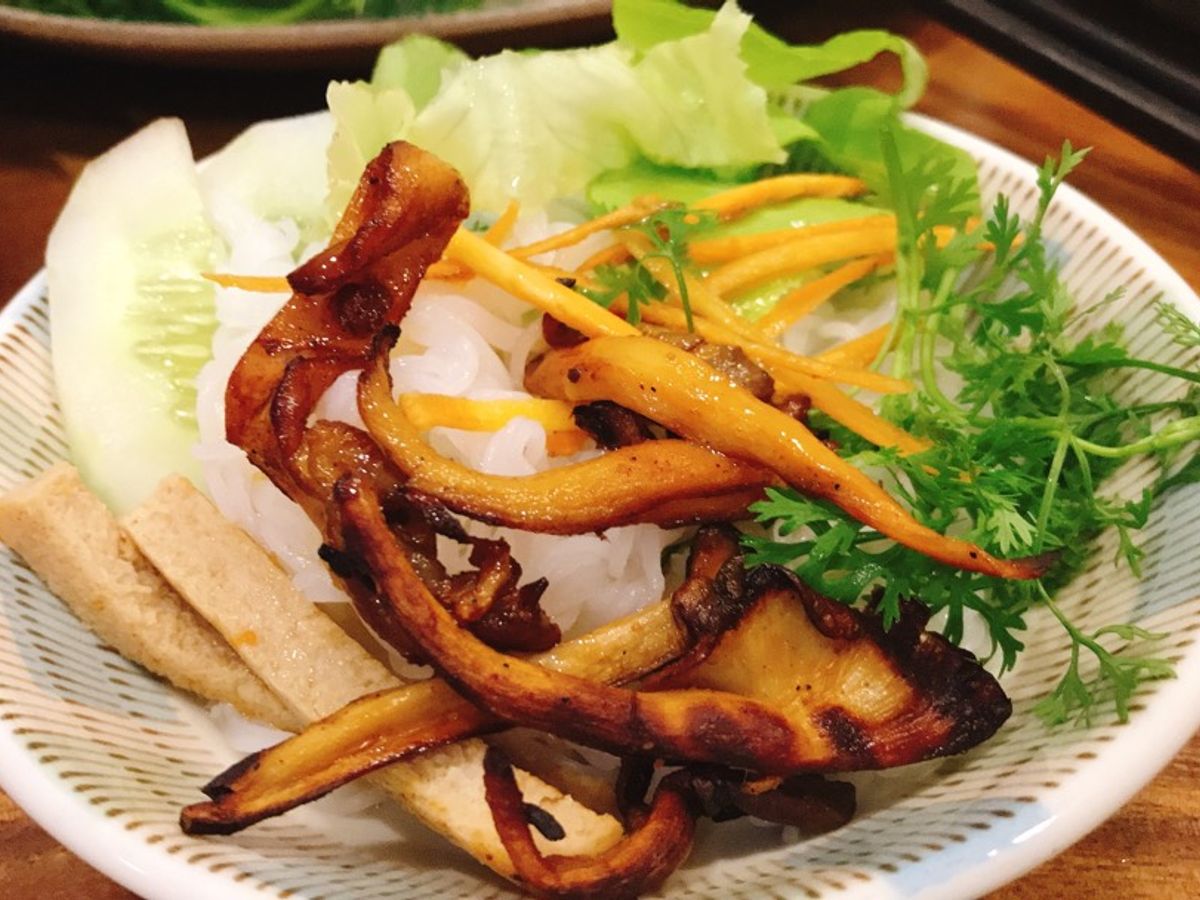 Bún trộn nấm nướng