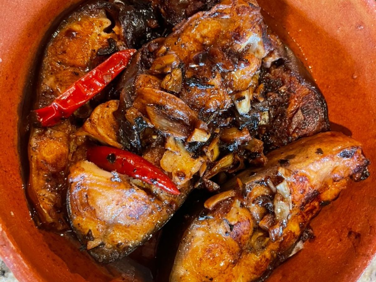 Cá bông lau kho tộ với nước trà