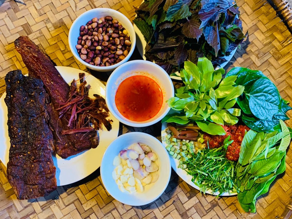 Vào bếp cùng con: thịt lợn gác bếp cuốn rau mọc ven đường Sải Duần, tươi xanh mơn mởn!