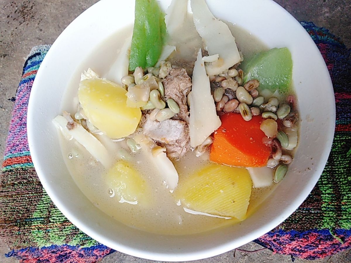 Canh xương hầm rau củ thập cẩm