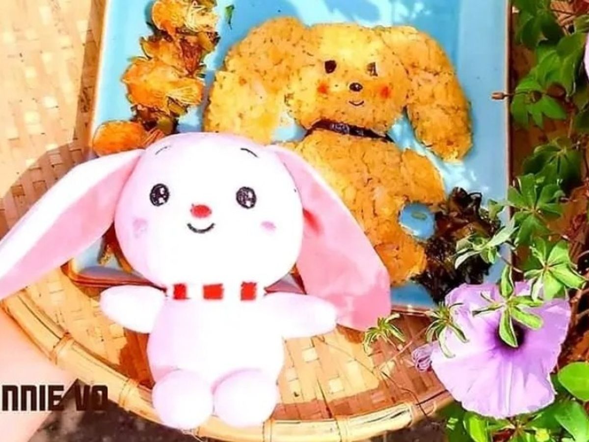 Cơm bento: cơm trộn nước tương, tôm xào cải chua