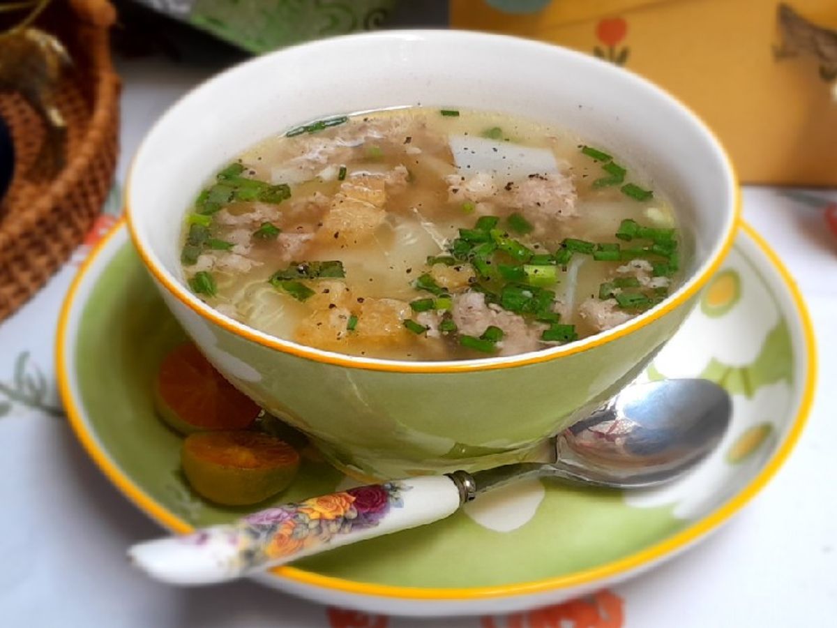 Thịt băm nấu mì lá tươi