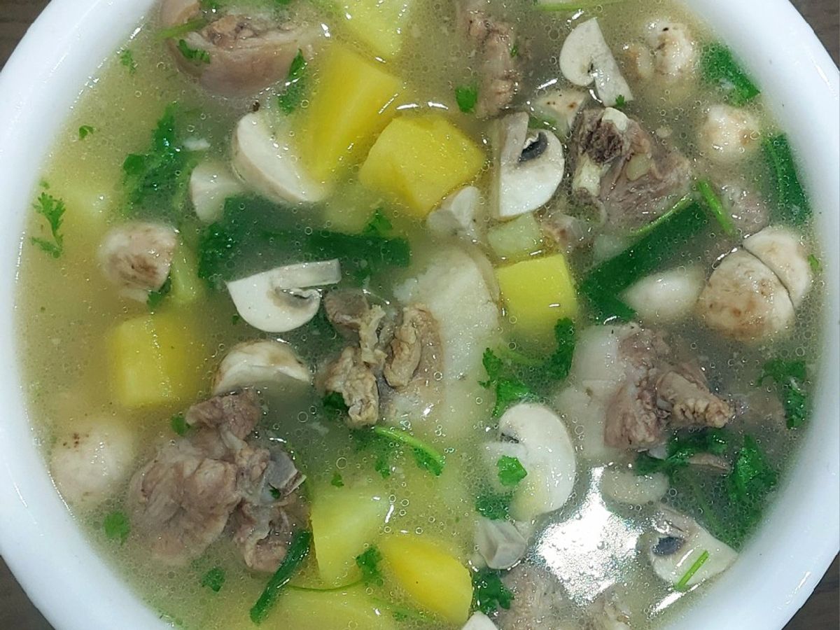Canh khoai tây, nấm mỡ, xương đuôi heo