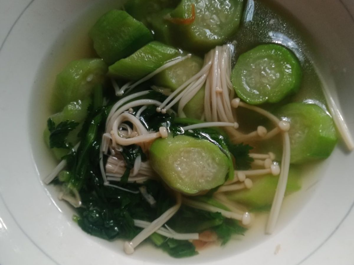 Canh mướp tần ô nấm kim châm