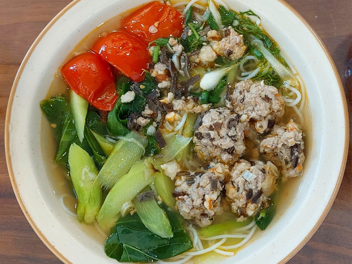 Bún mọc tôm nấu cải làn