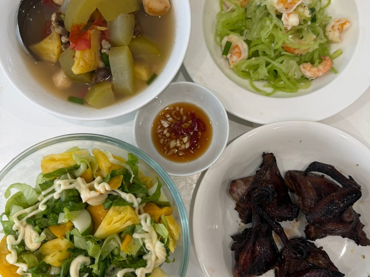 Cơm nhà với chim bồ câu nướng mật ong, bí xanh xào tôm, canh hến cá viên nấu chua, salad kiwi táo