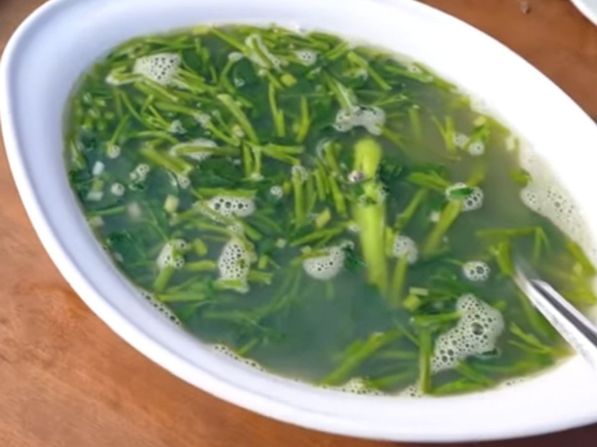 Canh rau muống nấu ngao