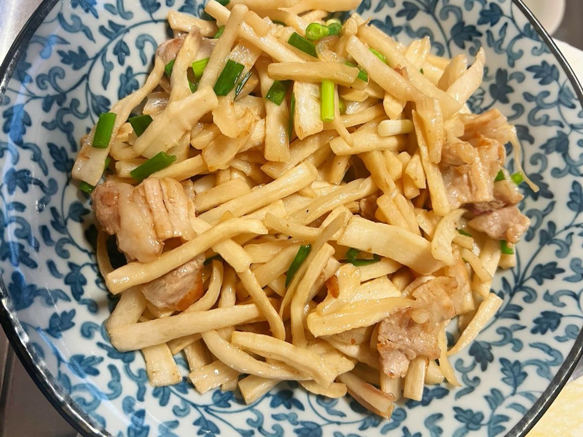 Củ cải khô xào thịt heo ba chỉ