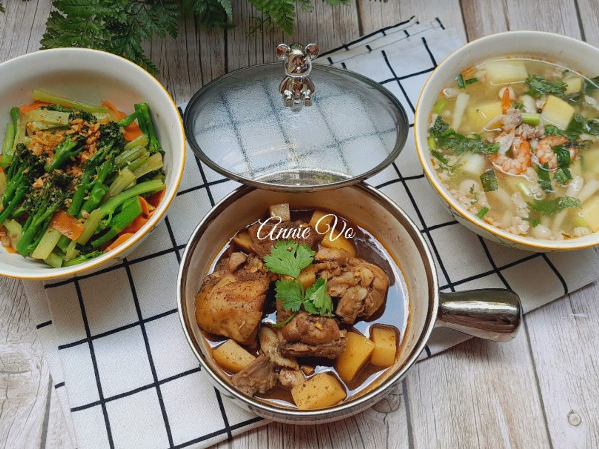 Cơm nhà 3 món với khoai tây và bông cải