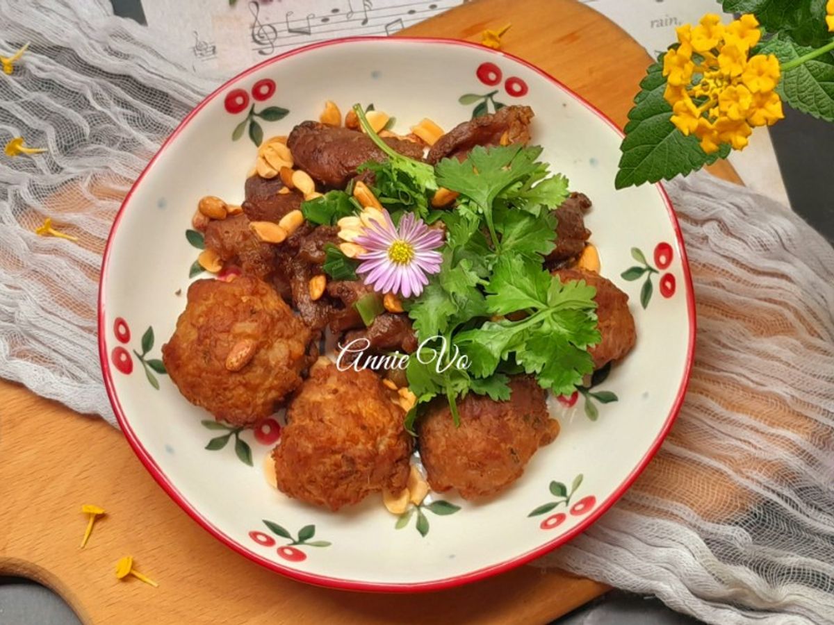 Thịt viên sốt bơ tỏi