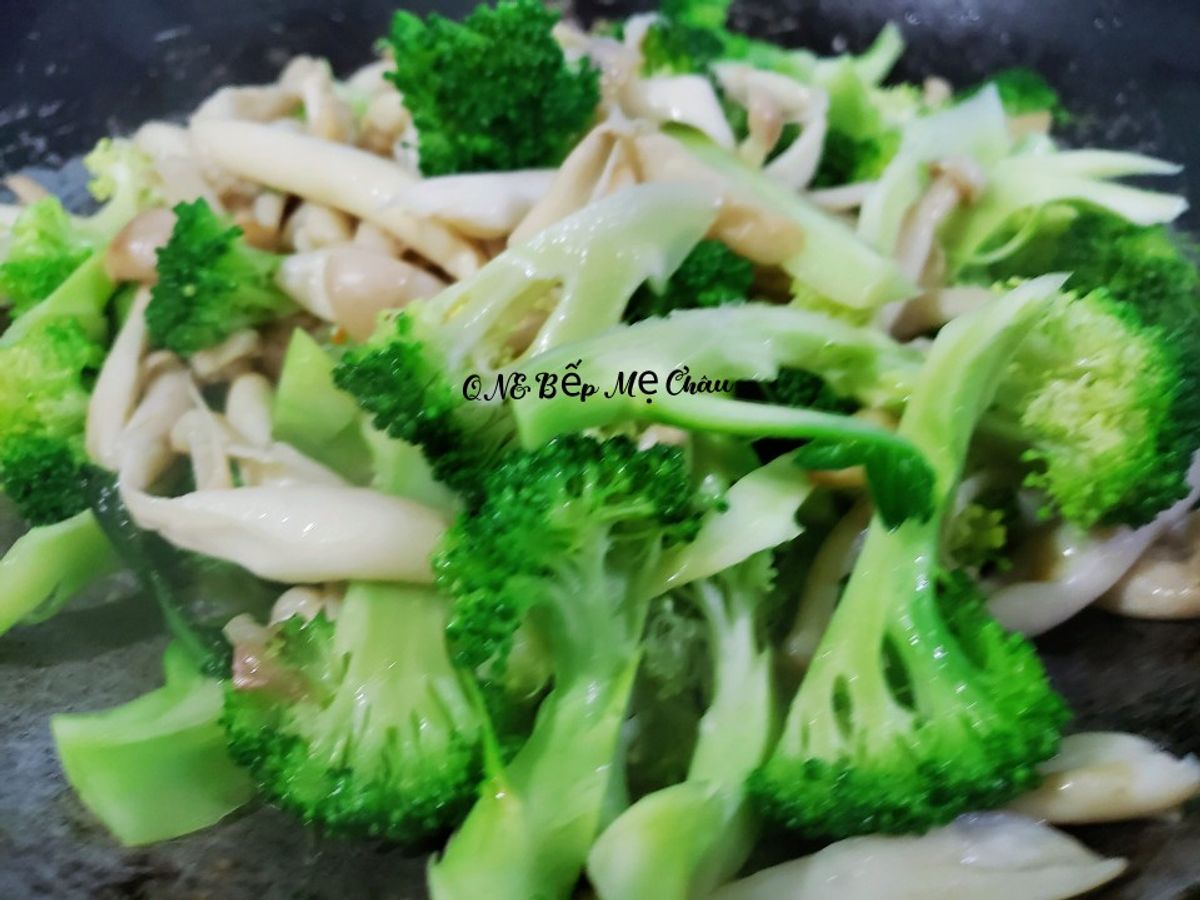 Bông cải xanh xào nấm bạch tuyết