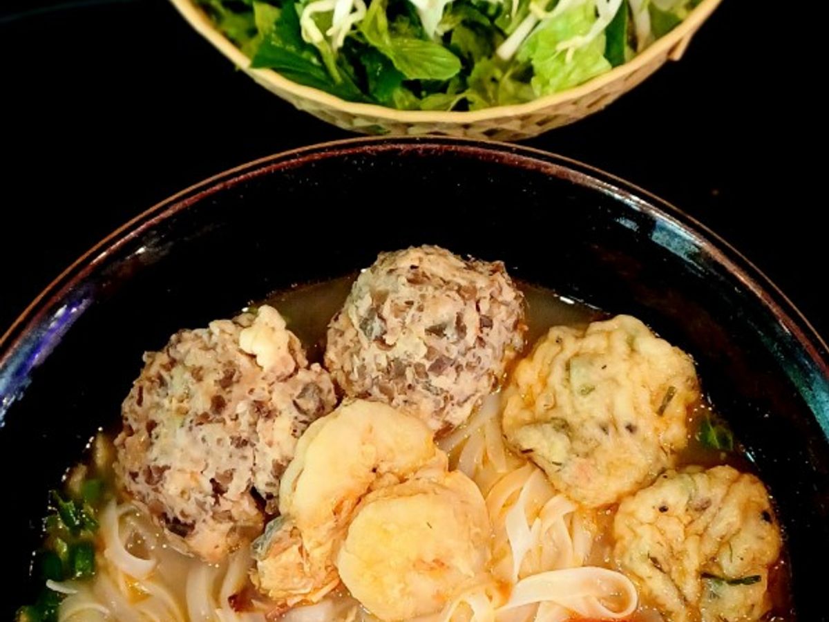 Bánh đa tôm, mọc, chả cá