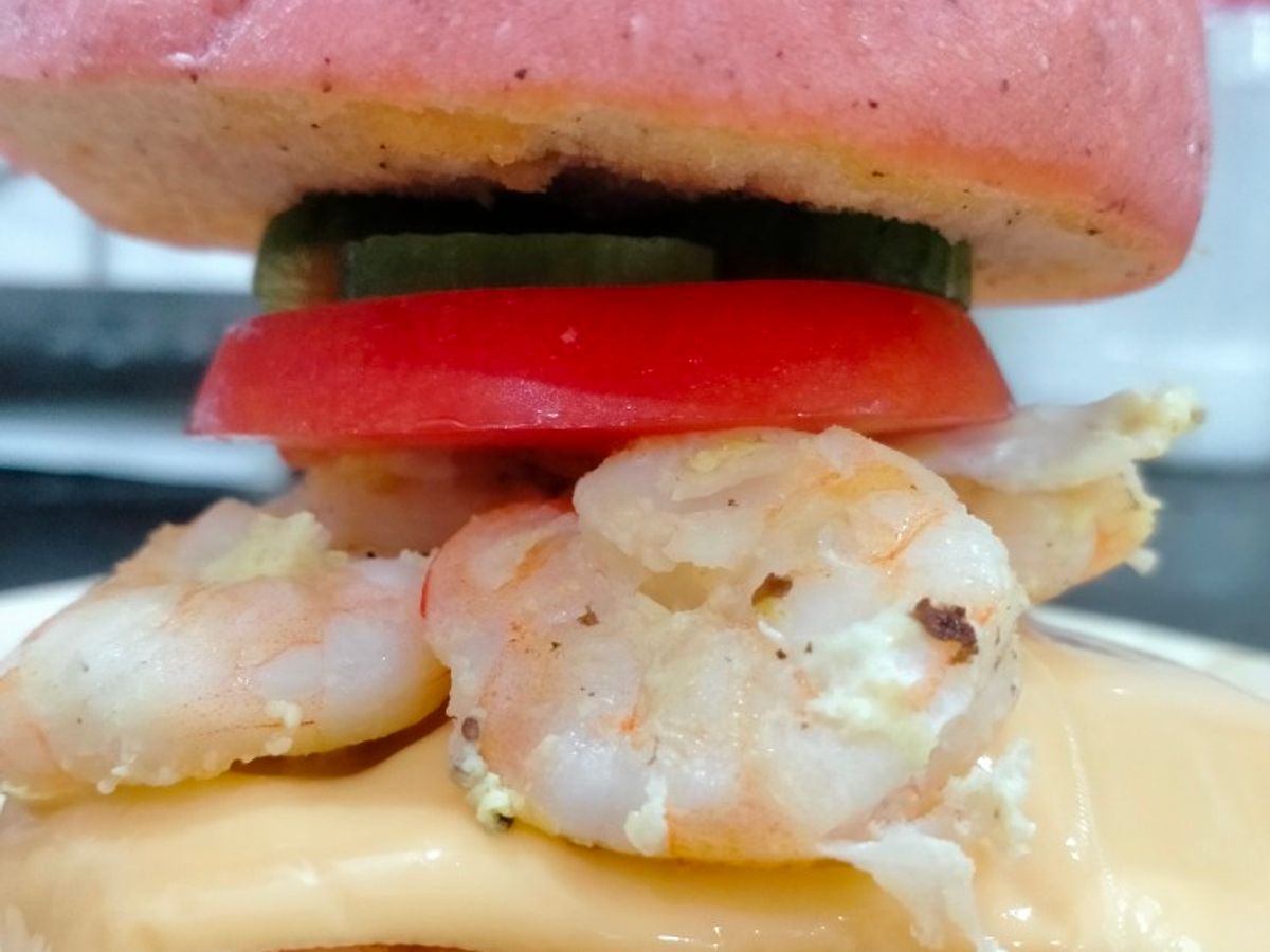 Hamburger thanh long kẹp tôm trứng