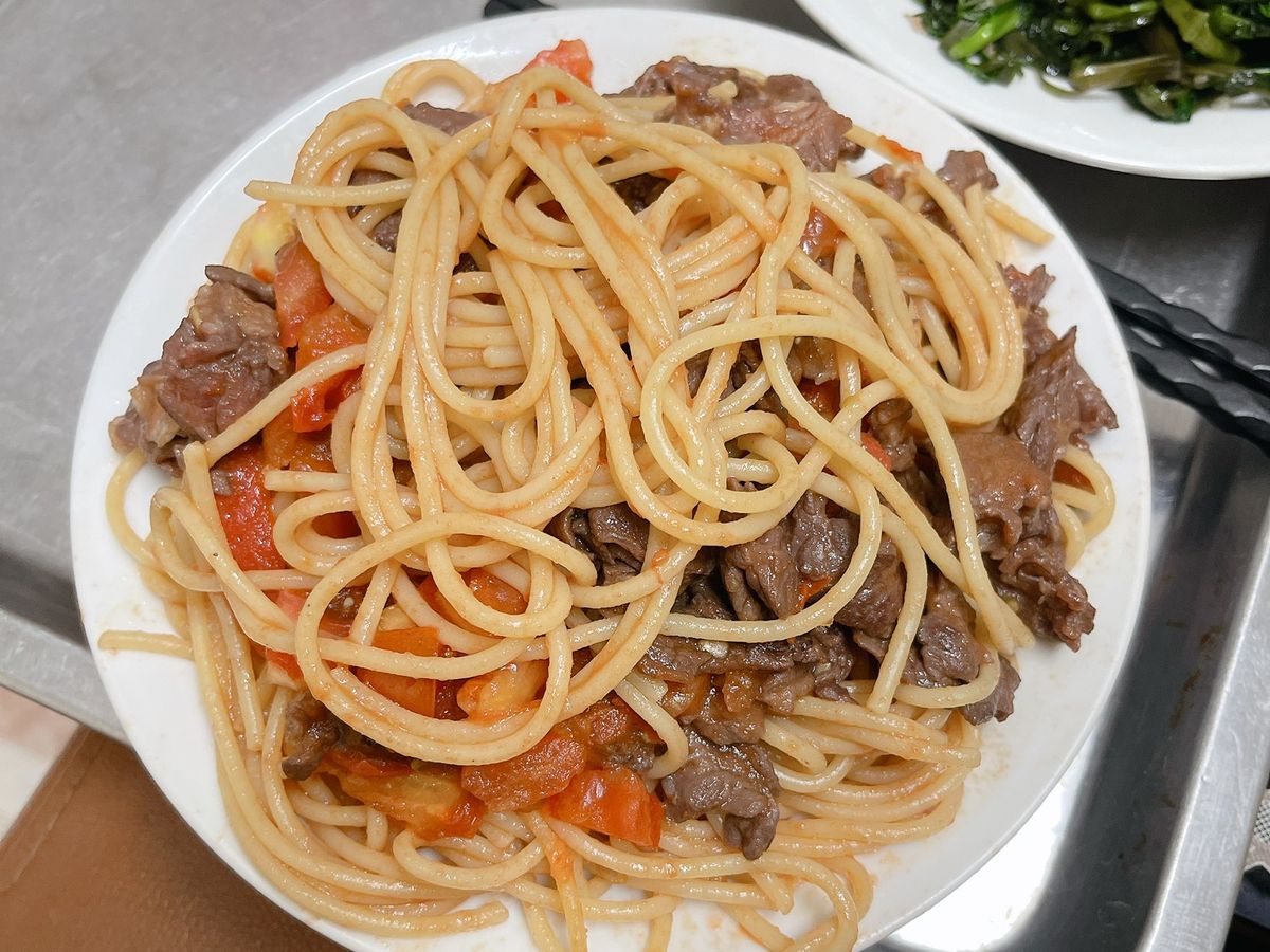 Mì ống xào bò cà chua