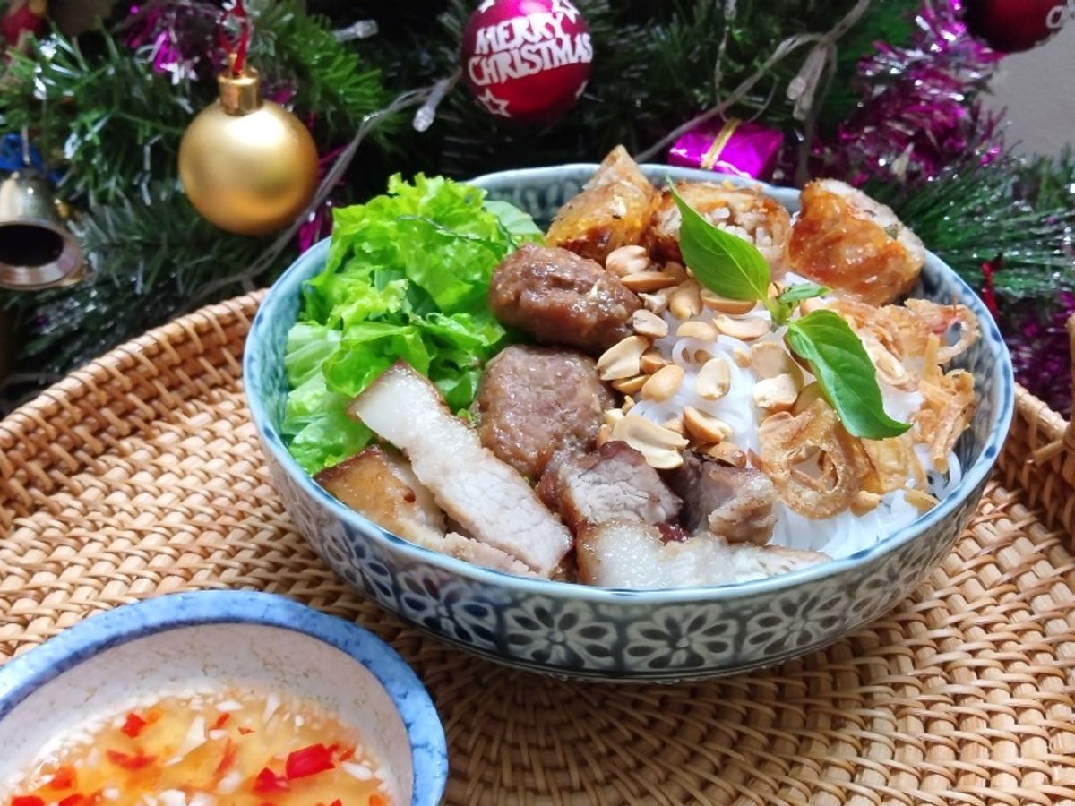 Bún thịt nướng chả giò