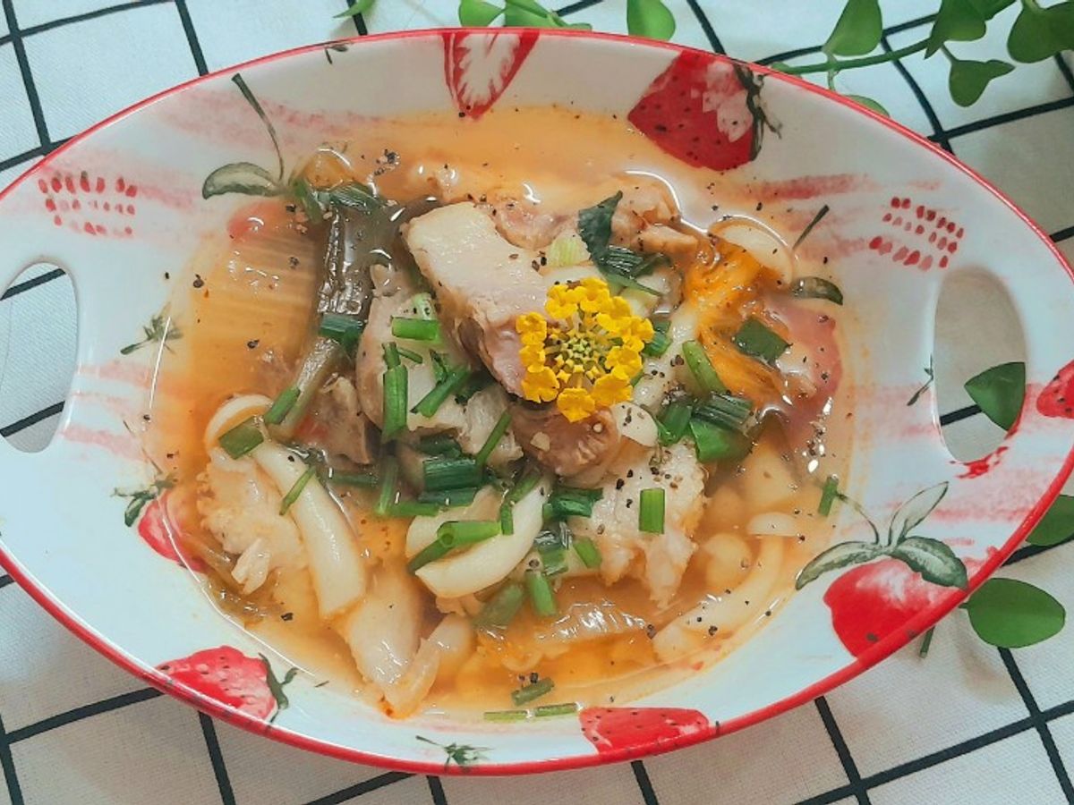 Canh kim chi nấu nấm