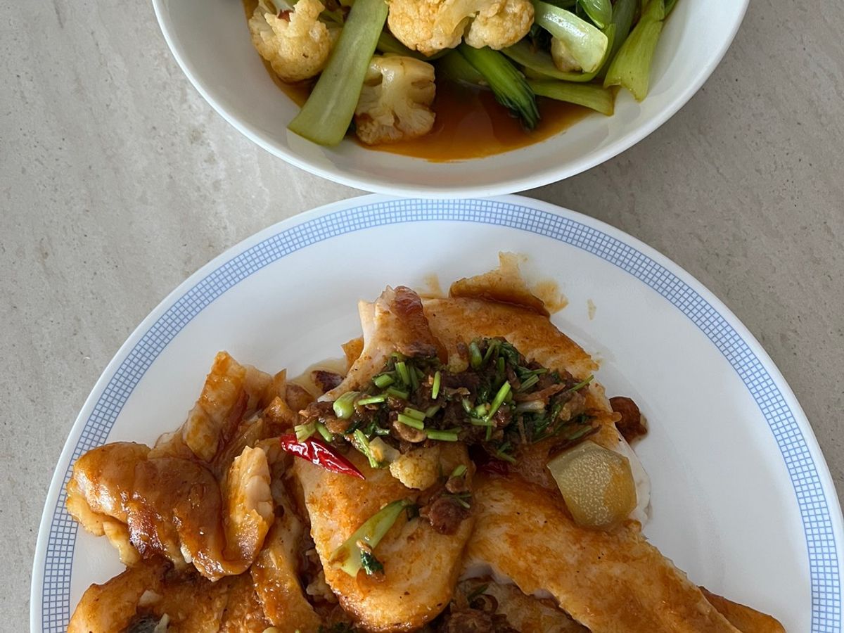 Cá hấp sốt tương mận và rau xào