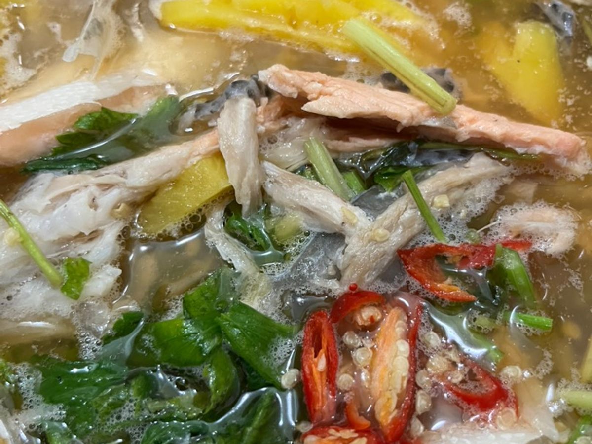 Canh cá hồi nấu ngót