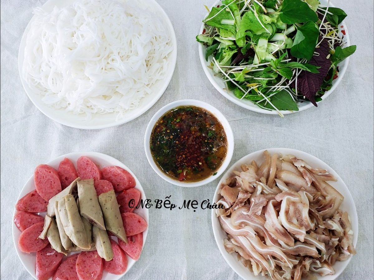 Bún mắm nêm tai heo