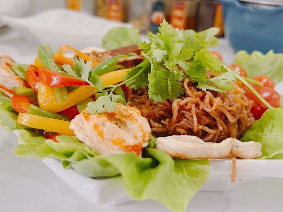 Bún gạo lức xào bò tôm mực (CHAY)