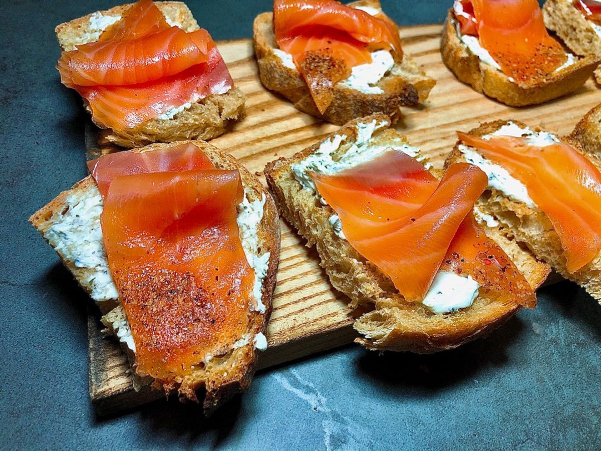 Toast Cá Hồi Xông Khói Cùng Phô Mai Kem/ Smoked Salmon With Cream Cheese Toast