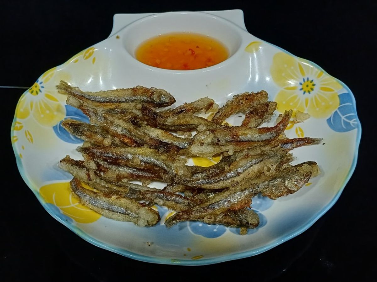 Cá cơm lăn bột chiên giòn