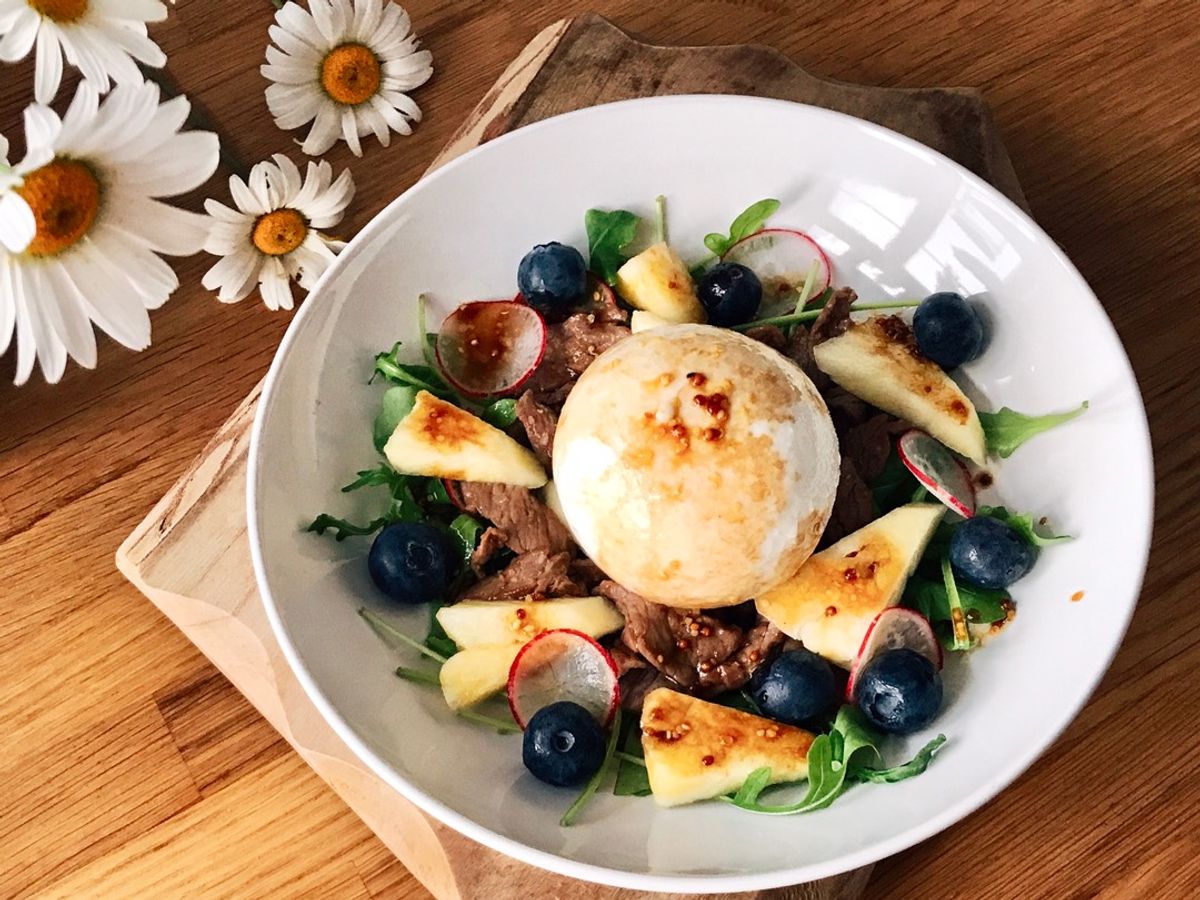 Salad Bò Xào, Cải Rocket, Trái Cây & Phô Mai Burrata Sốt Balsamic Mù Tạt