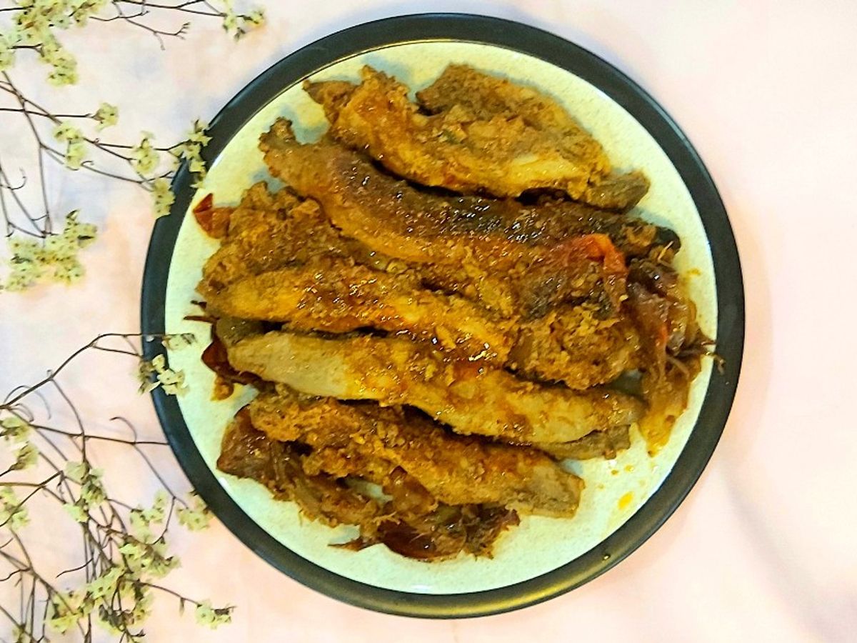 Trứng cá kho hành