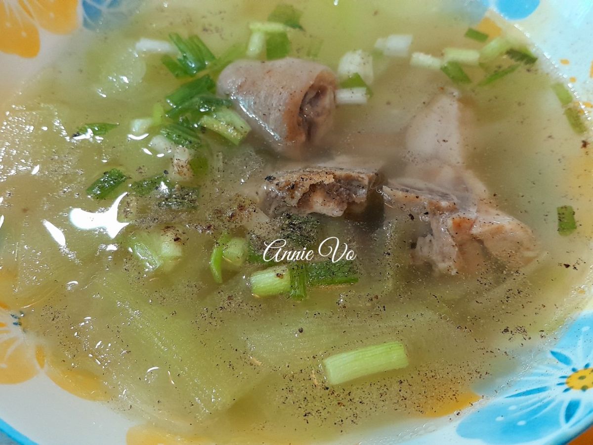 Canh đuôi heo nấu bí xanh