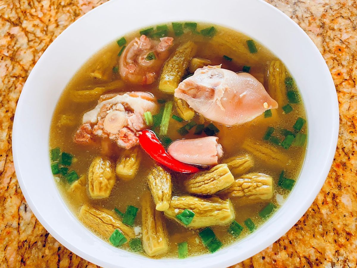 Khổ qua nhỏ hầm móng, giò, đuôi heo 😋