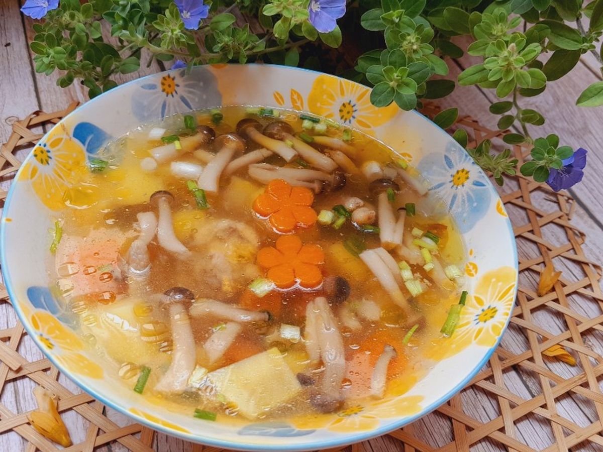 Canh gà nấu súp nấm