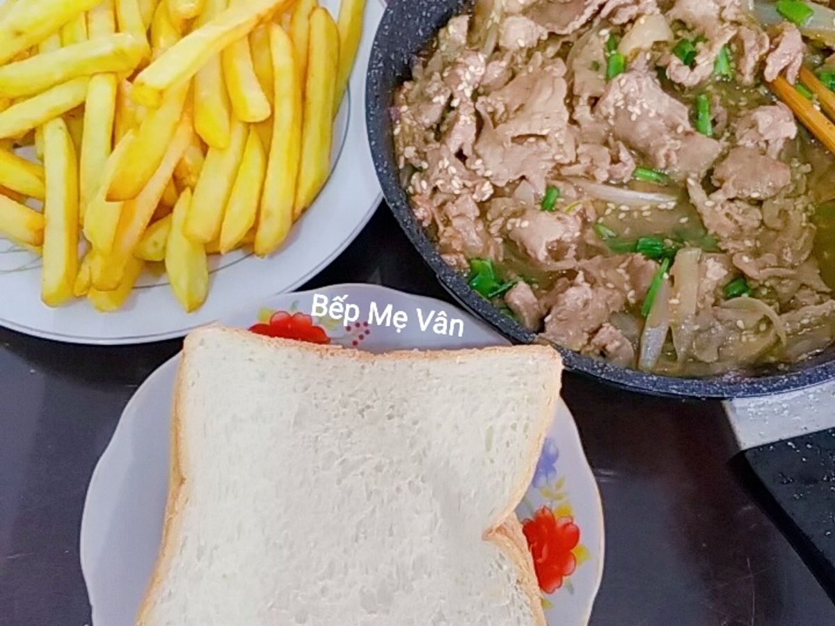 Bánh mì sandwich kèm thịt bò và khoai tây chiên
