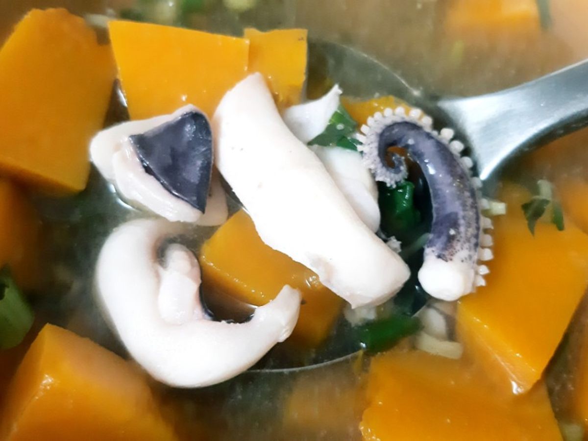 Canh mực nấu bí đỏ