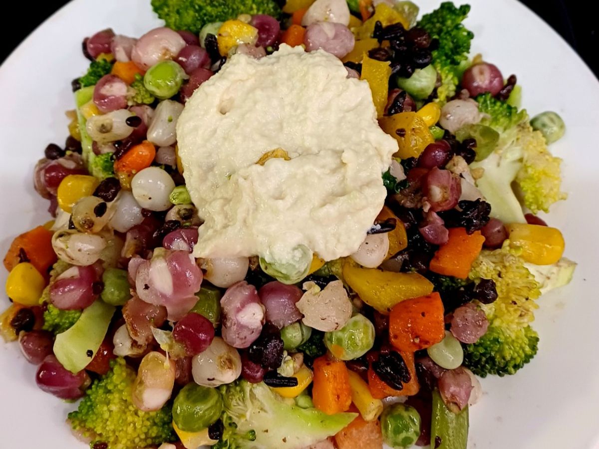 Bắp nếp Điện Biên trộn rau củ và sốt hummus