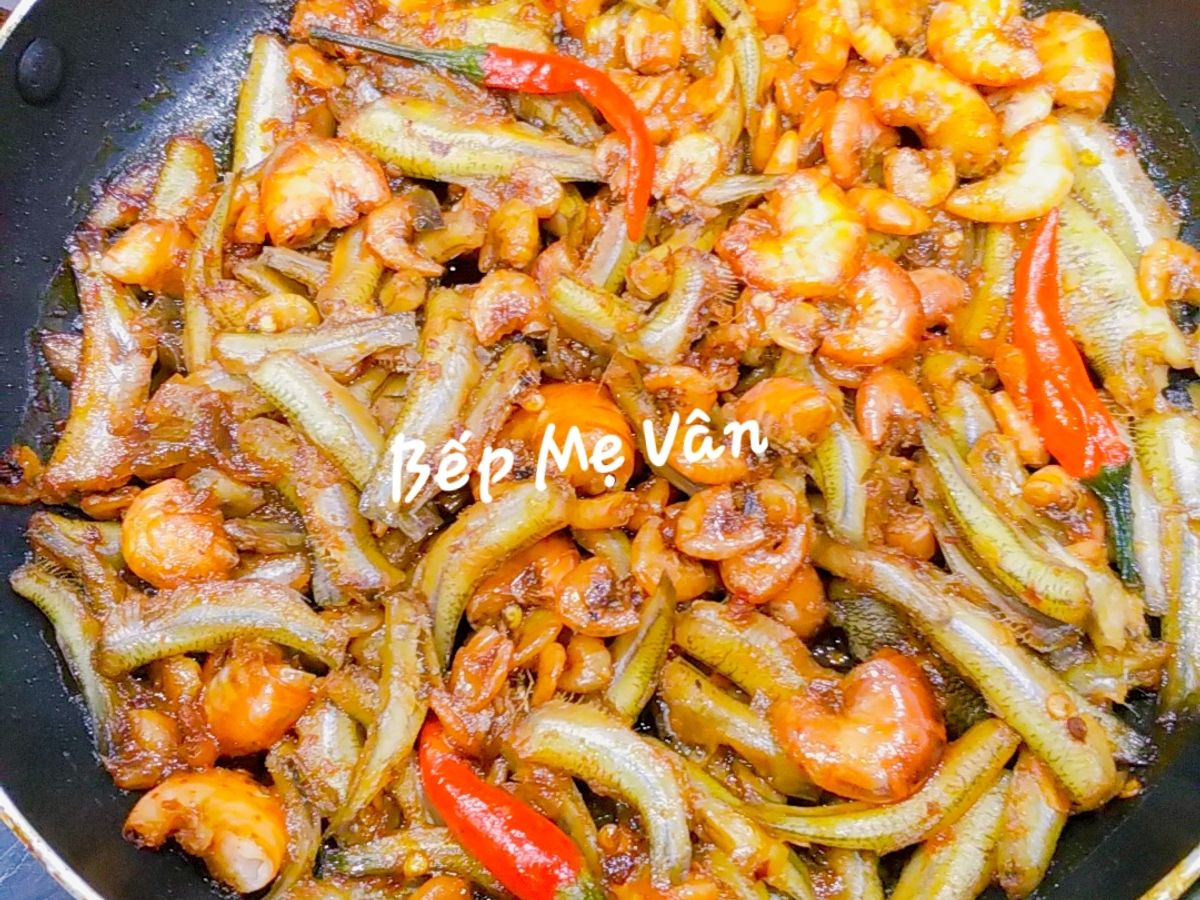 Cá lòng tong và tôm sông kho khô