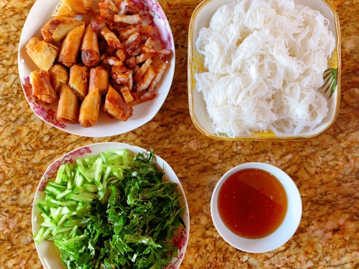 Bún thịt nướng, chả giò