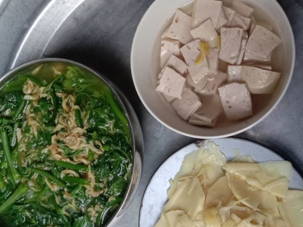 Cơm nhà đơn giản gồm có: canh rau bí nấu tôm khô, măng tươi xào tỏi, giò lợn kho gừng