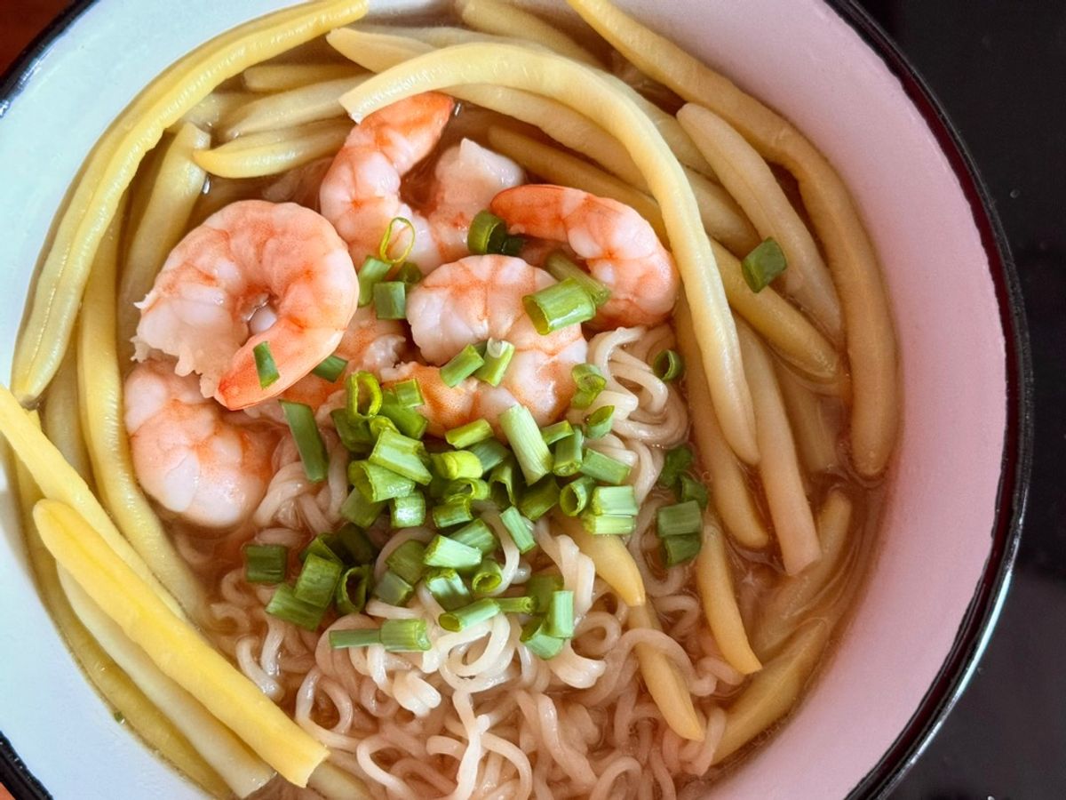 Mì Gói Nấu Tôm Nõn & Đậu Que Vàng