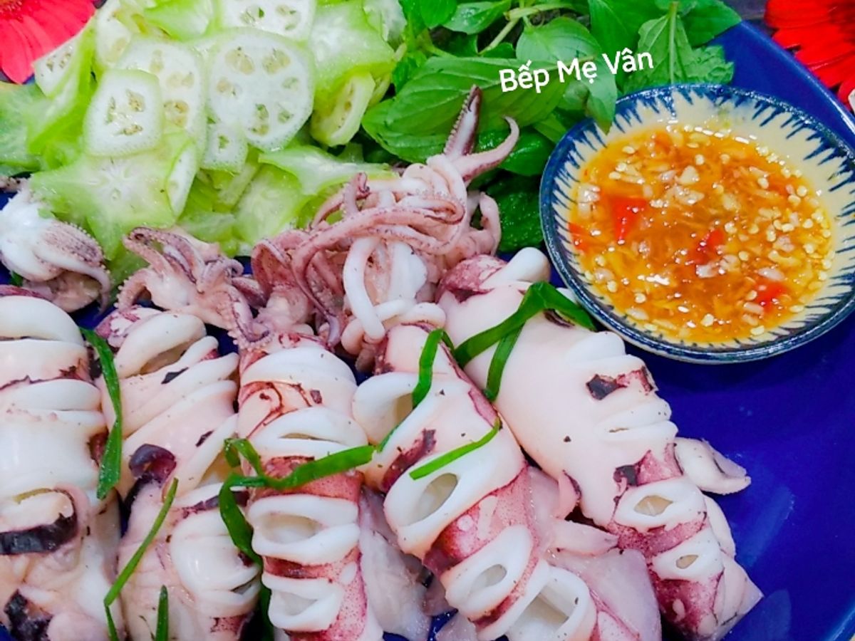 Mực Hấp Chấm Mắm Gừng