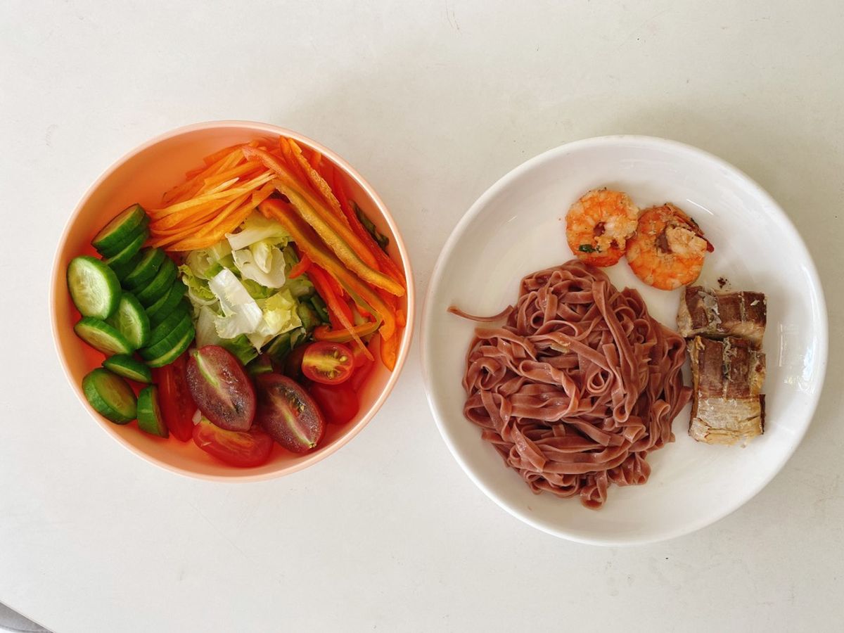 Eatclean phở khô và cá cam nướng + salad rau củ