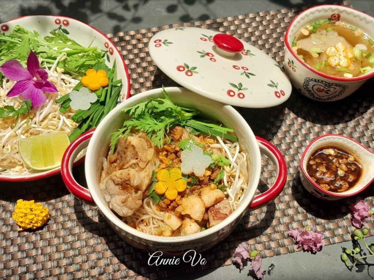 Hủ tiếu giò heo thịt xay tóp mỡ