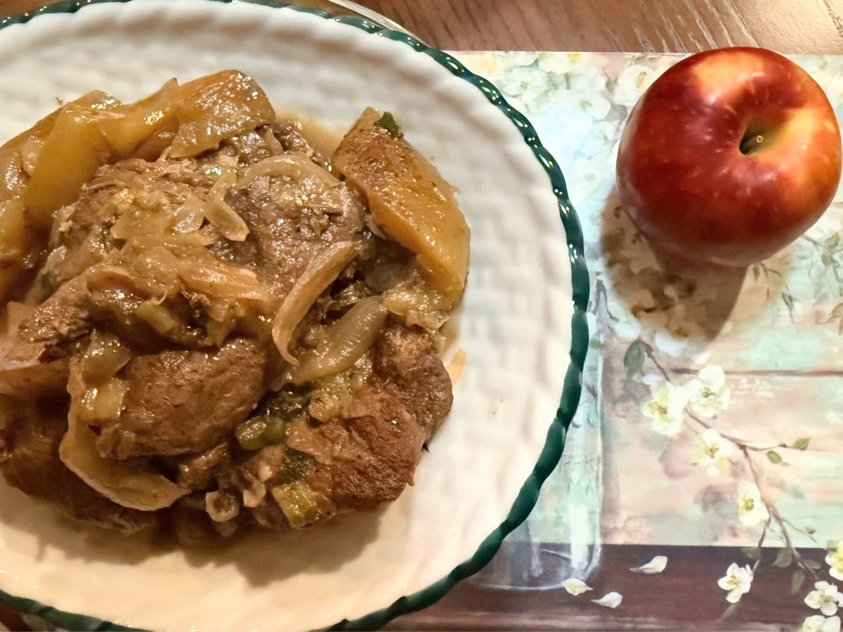 Thịt nạc vai hầm táo (Stewed Meat with Apples)