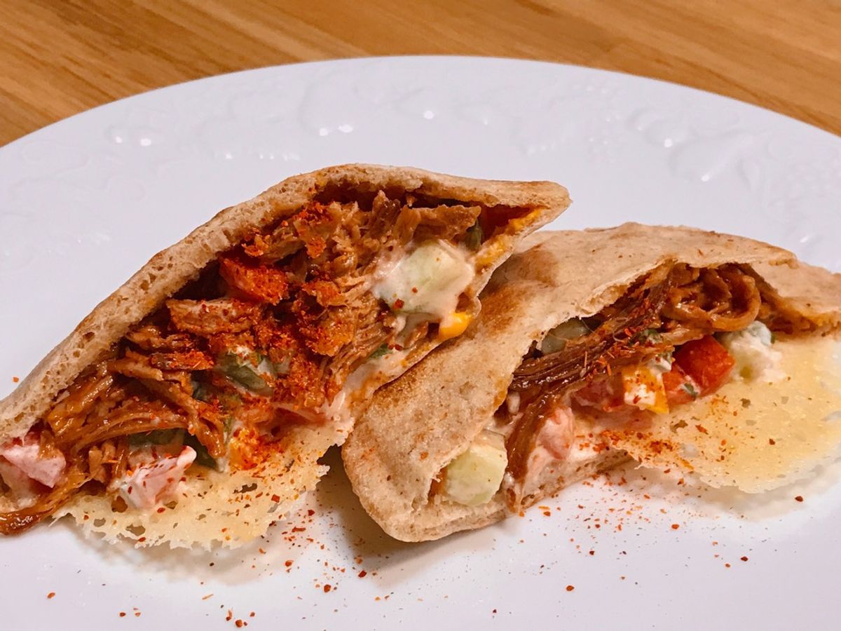 Bánh Mì Pita Nhân Thịt Cừu Nướng Sốt BBQ