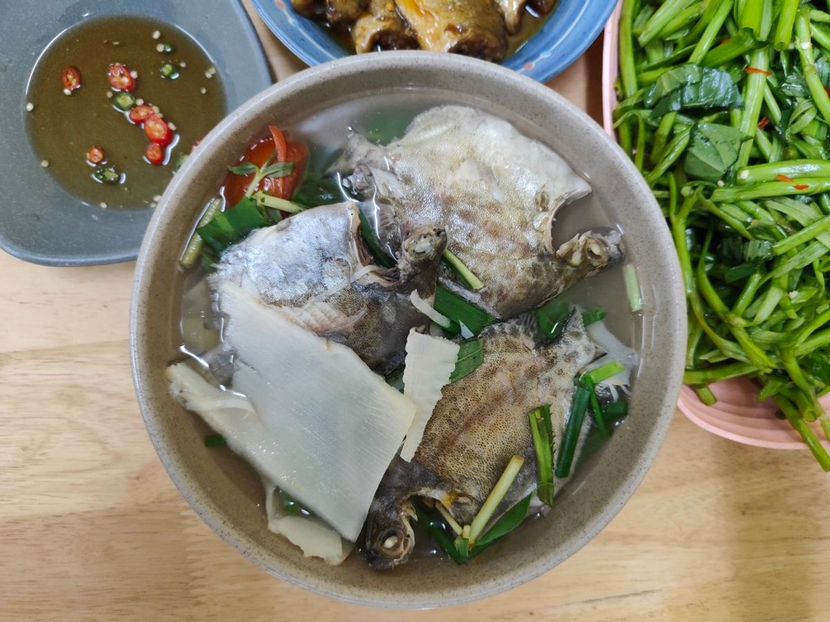 Canh cá nâu măng chua