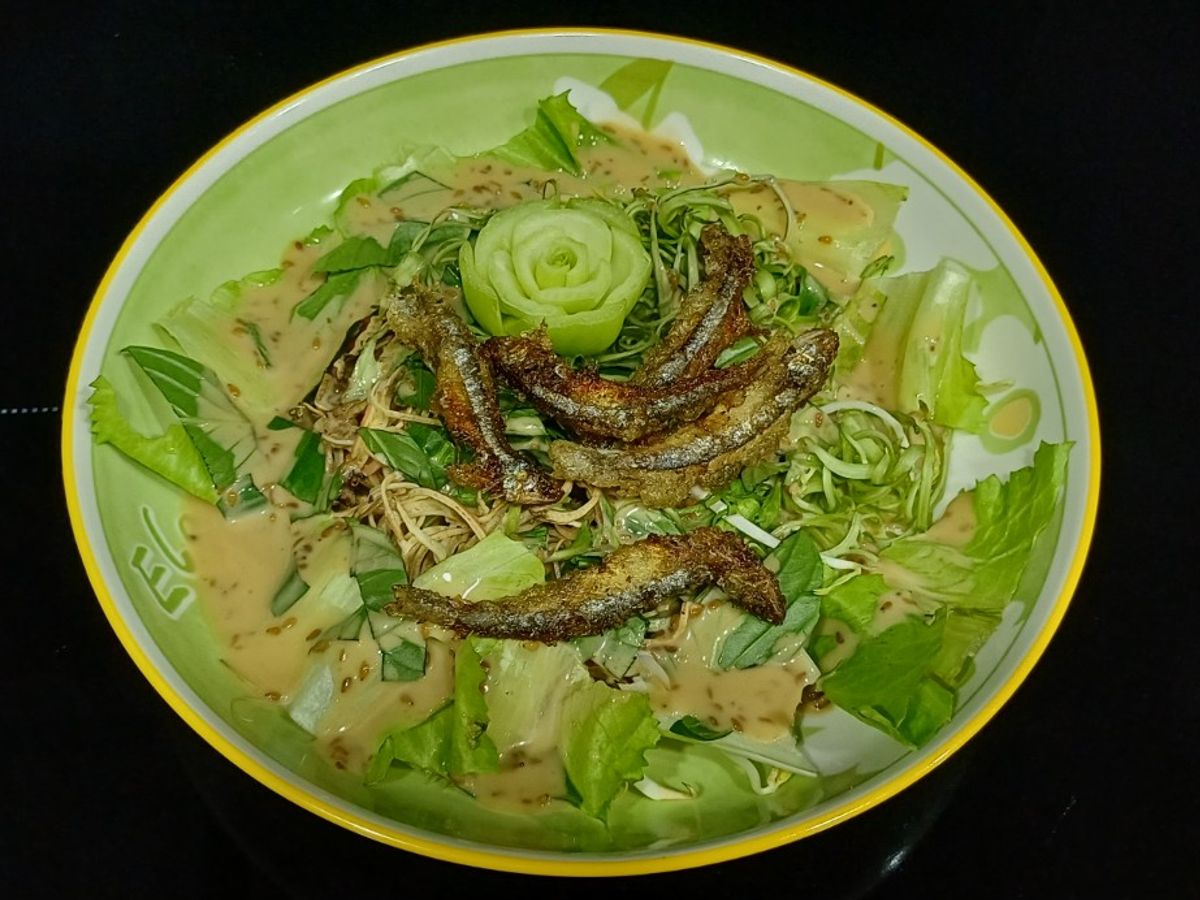 Salad cá cơm chiên giòn