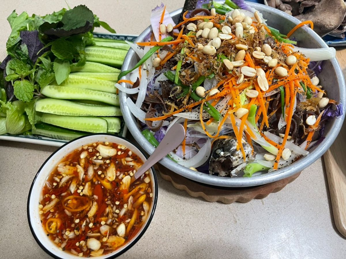 Cá hấp cuốn bánh tráng (Cải thảo tím)