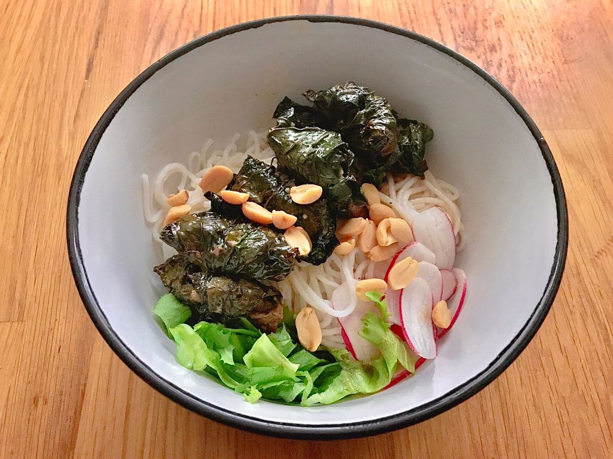 Bún Trộn Bò Cuốn Lá Lốt Xiên Que Nướng