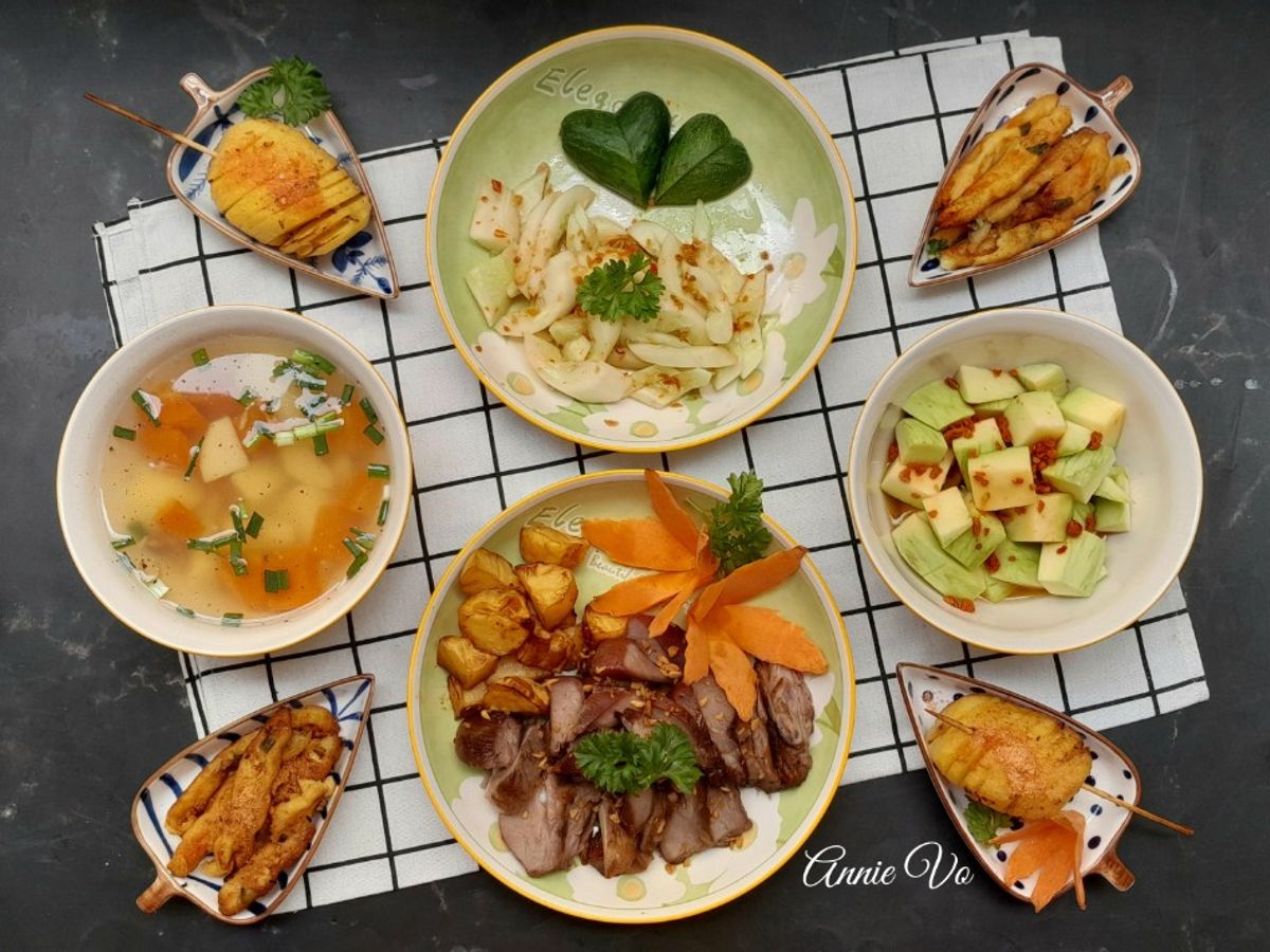 Cơm nhà với các món từ khoai tây