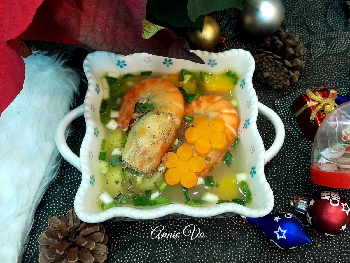 Canh khoai tây cà rốt nấu tôm càng xanh